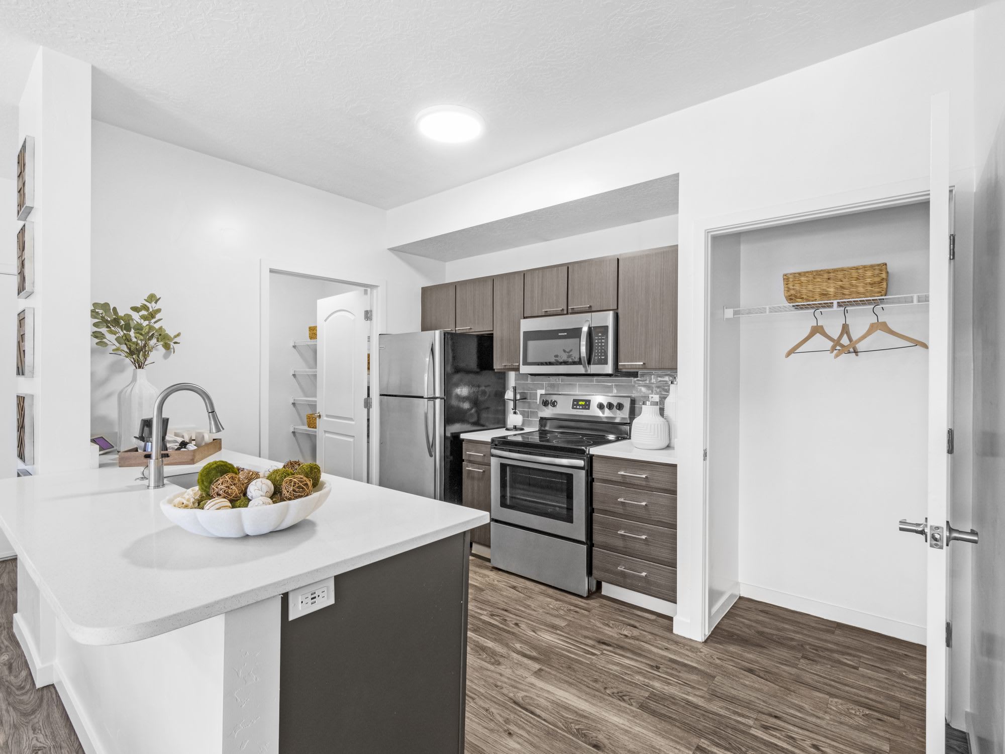Wilshire Place Apartments – photo 3