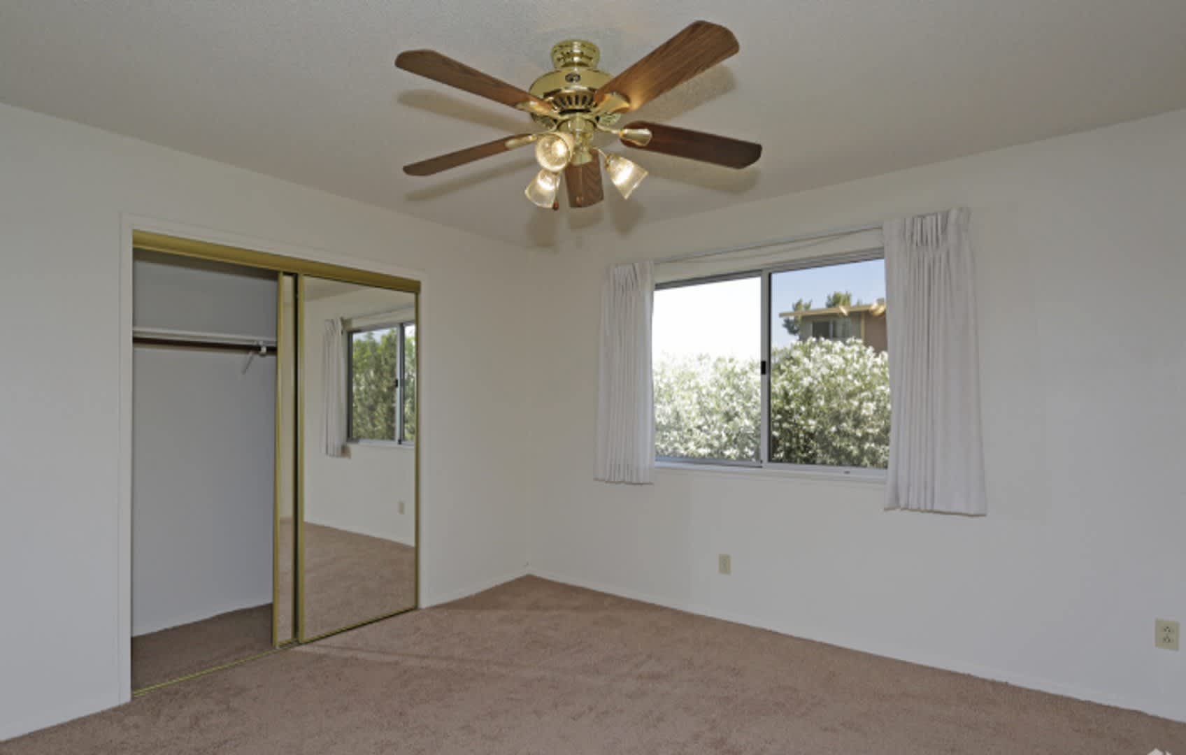 Howe Manor East – photo 2