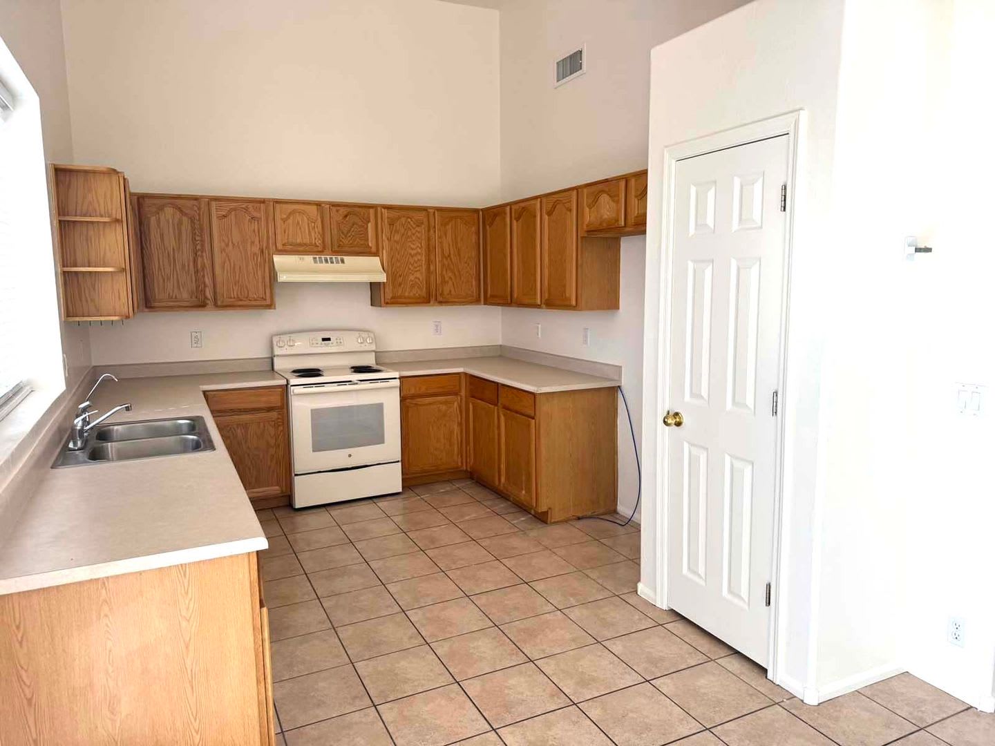 Great 3 Bed 2 Bath Home Located Near Power Baseline – photo 5