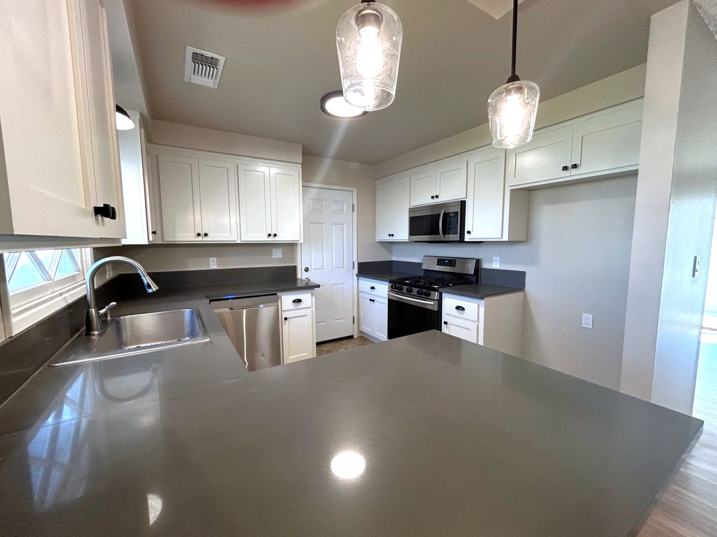 Charming 3 bedroom 2 bath Home in the Forward Addition – photo 5