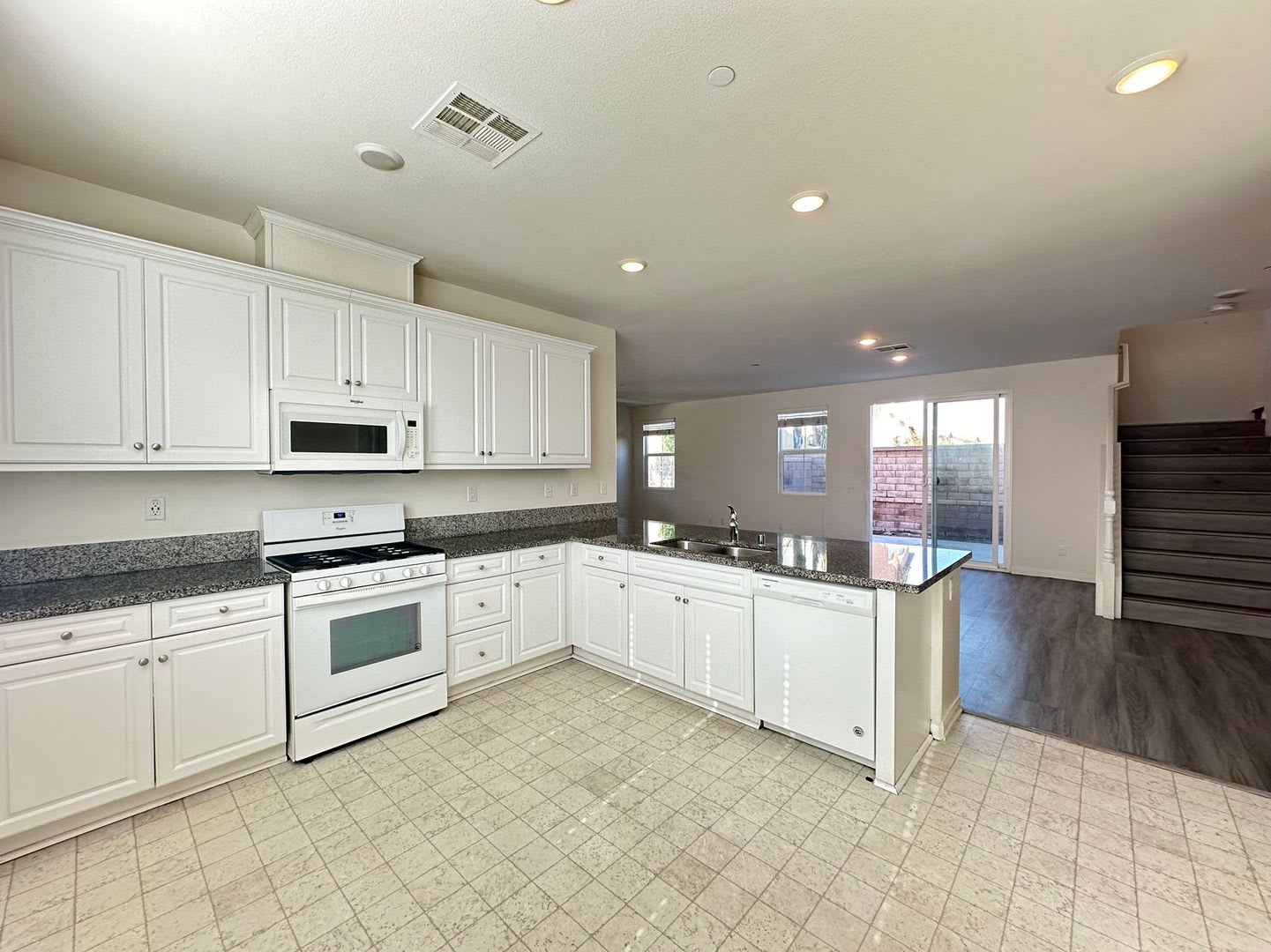 4 Bedroom home for leasing in Eastvale – photo 3