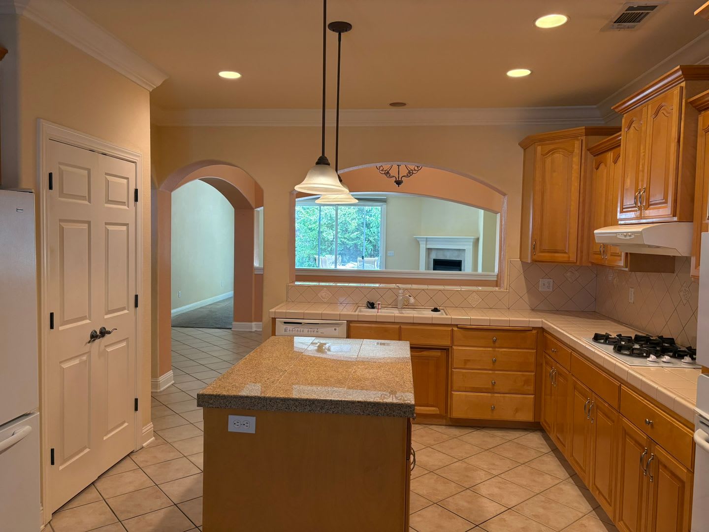Spacious 1 950 Sq Ft Home With 3 Car Garage In Redding – photo 2
