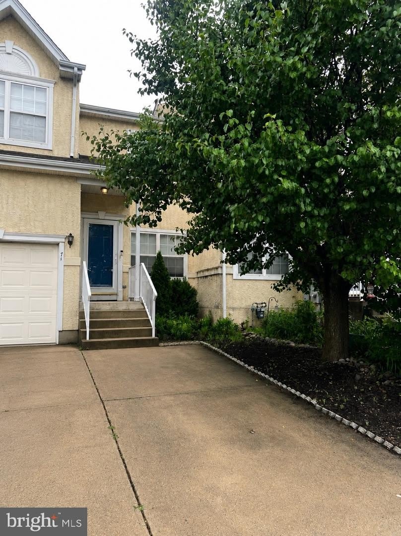 71 VERSAILLES BLVD – photo 1
