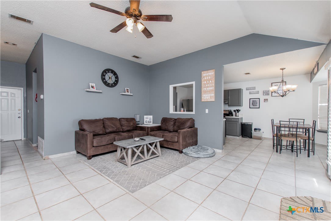 1410 Windsor Circle – photo 3