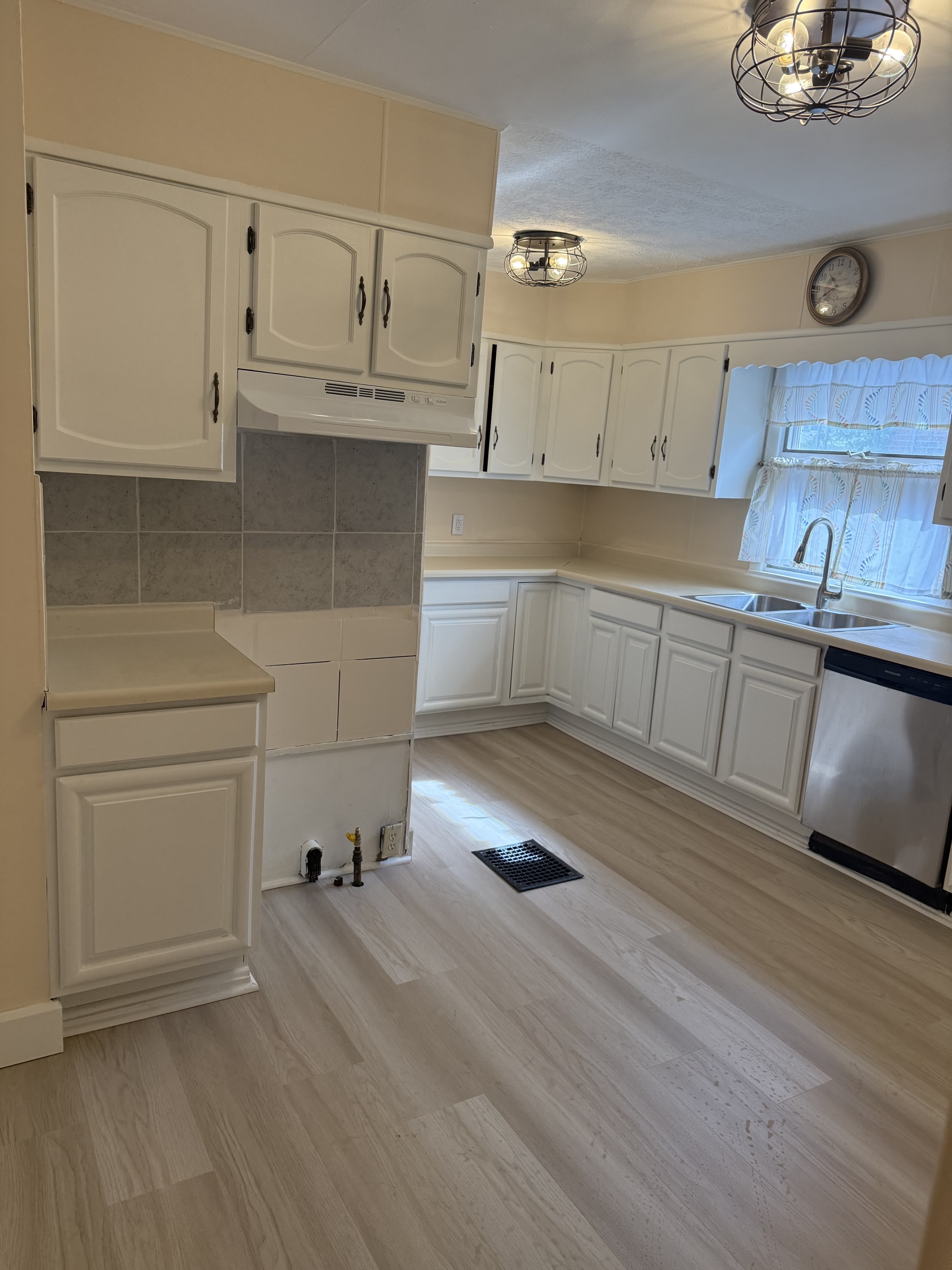 933 Winona Drive – photo 2