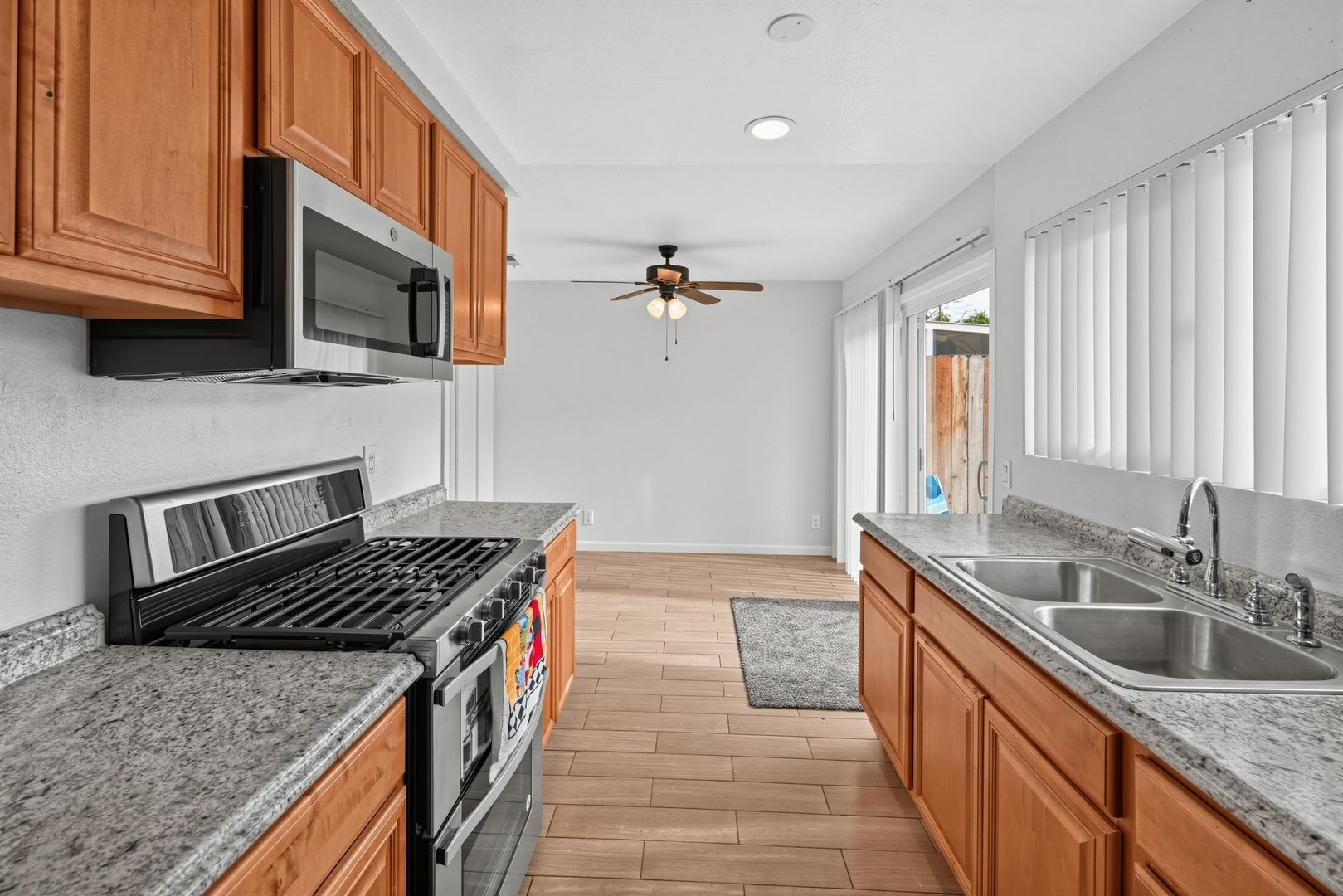 3 Bed / 1.5 Bath Townhome! – photo 2