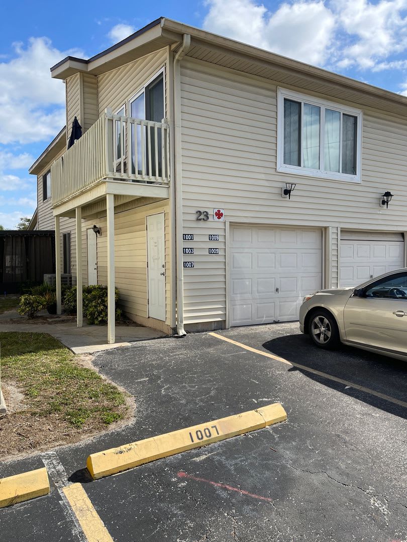 Spacious 2 Bedroom 1 Bathroom End Unit Upstairs Condo – photo 1