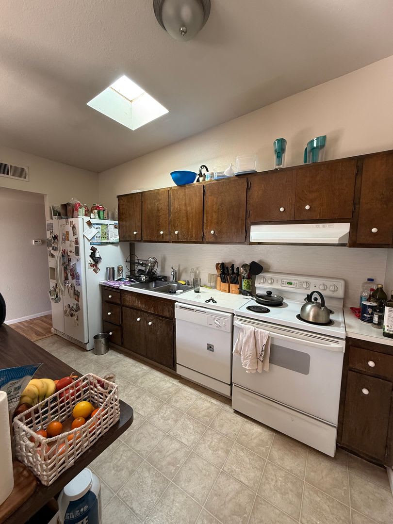 Charming 3-bedroom, 2-bathroom duplex in West Davis. – photo 2