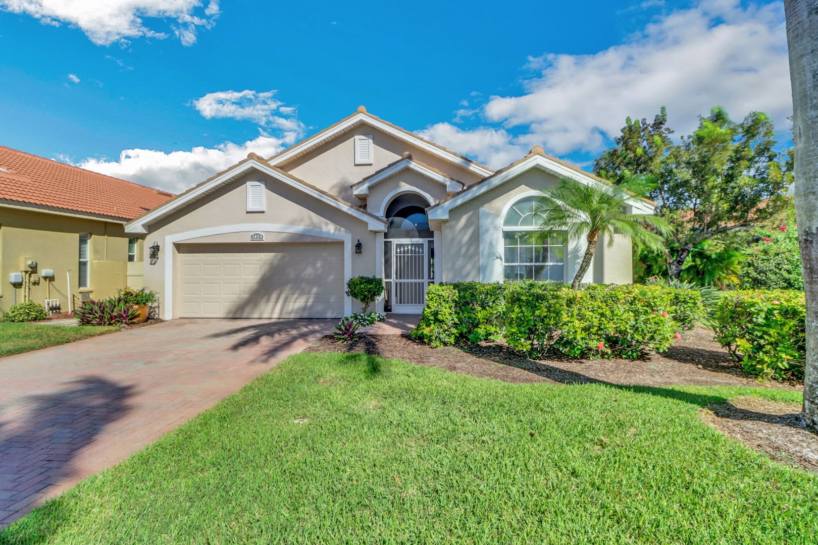 3Bed 2 5Bath Single Family Pool Home Ready For New Tenant January 15 2027 Moon Lake Great Location Mintues To Downtown – photo 2