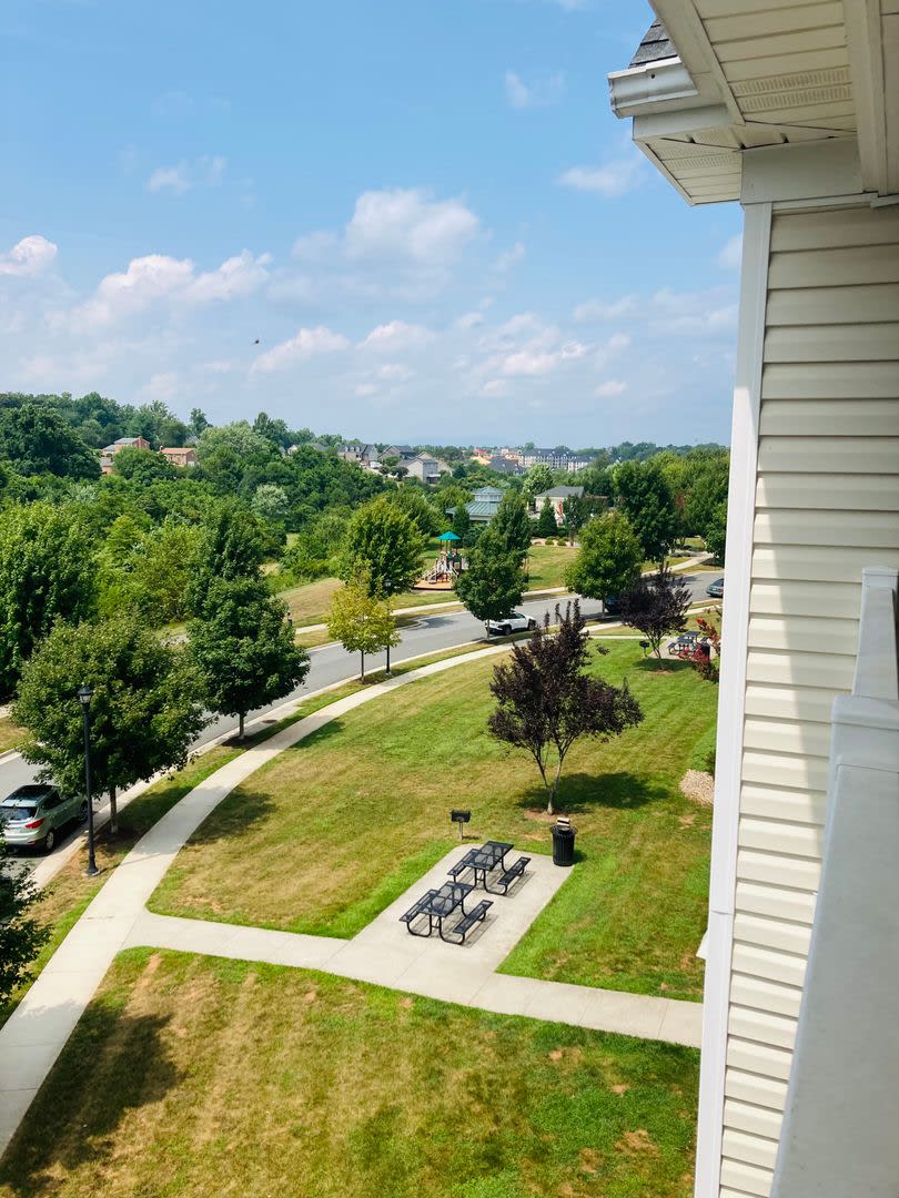 Top floor, fully furnished, with balcony- Perfect for Professionals- Near shops & restaurants – photo 1