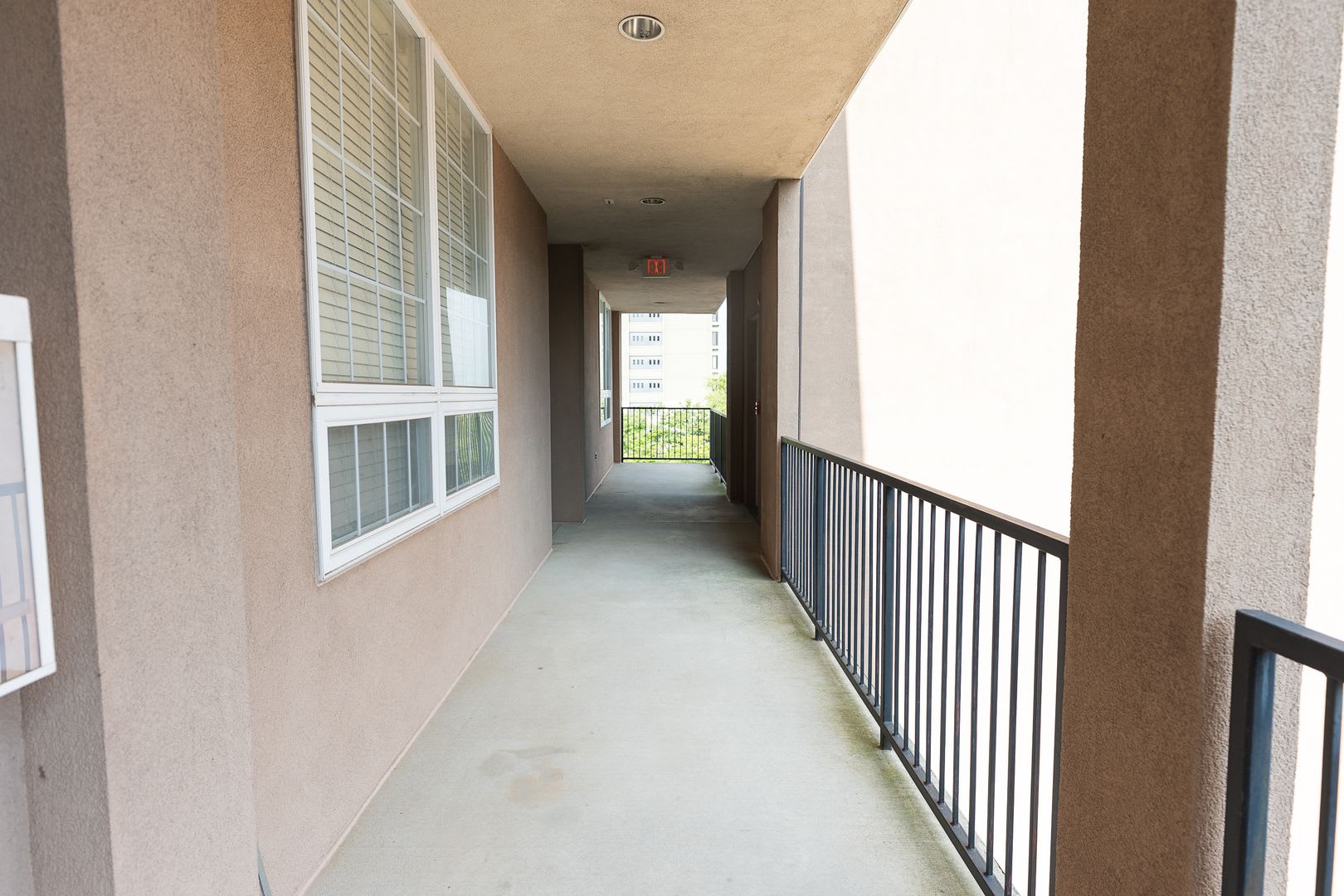 Spacious 2BR Apartment in the Heart of Downtown with Private Garage Parking – photo 3
