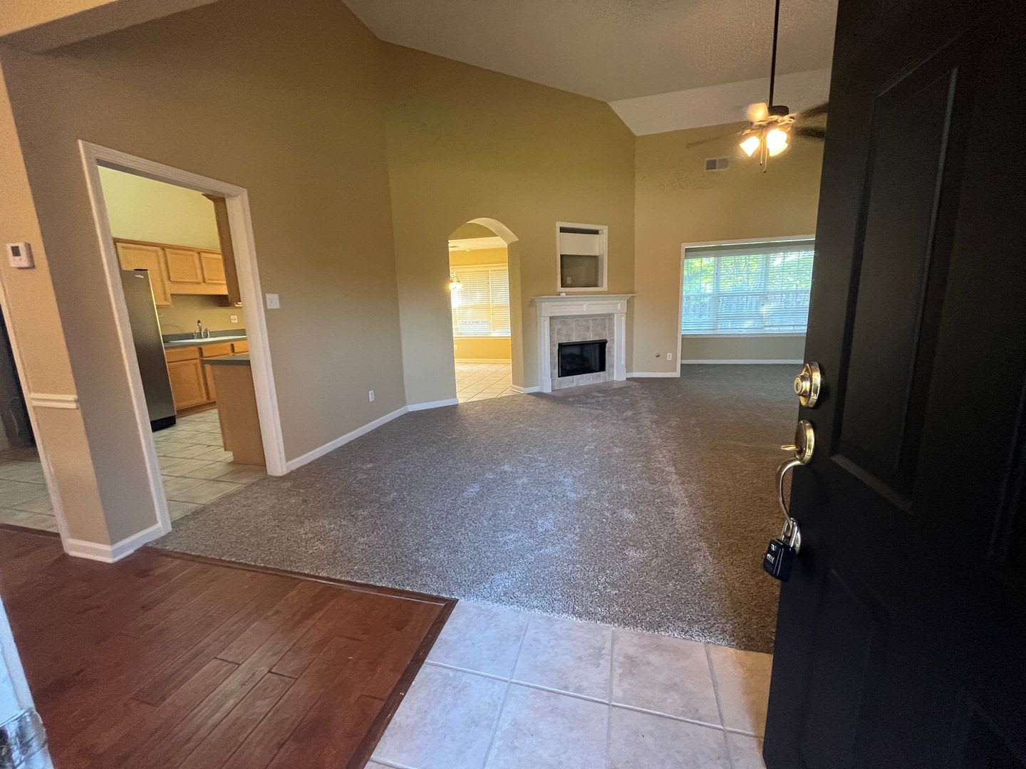 Fenced in back yard! Split bedroom floor plan! Pets are owner's approval, fees do apply. – photo 4