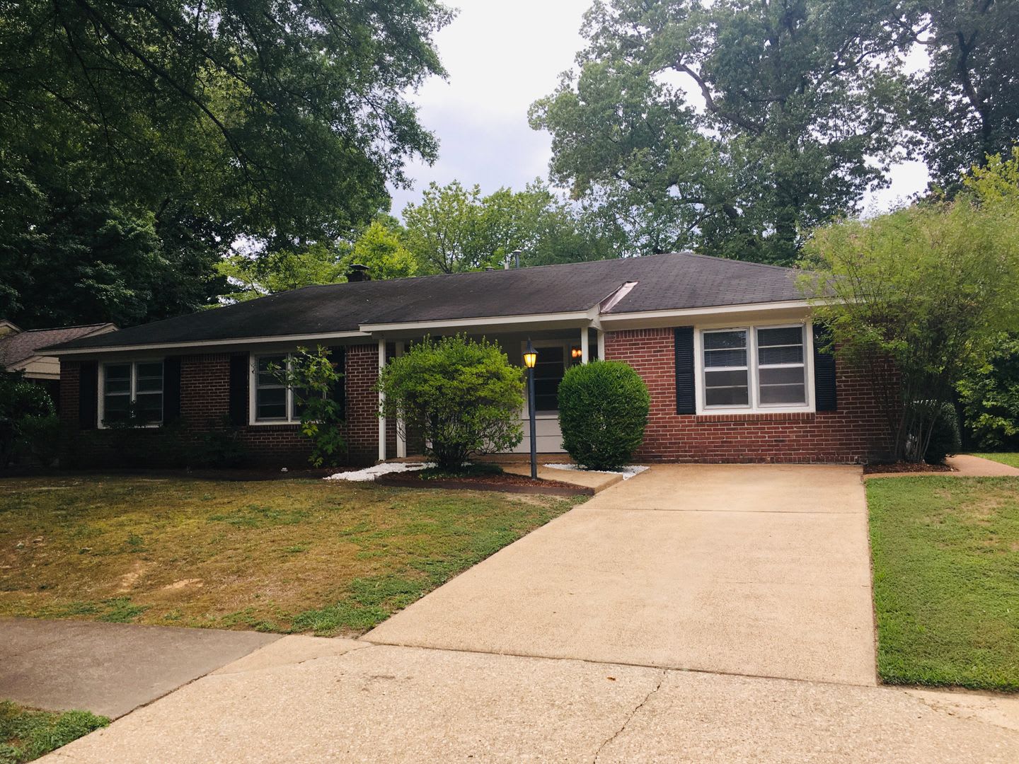 Charming East Memphis Home With Fully Fenced In Back Yard Over 1900 Sq Ft Of Living Space Pets Are Allowed Fees Apply – photo 3