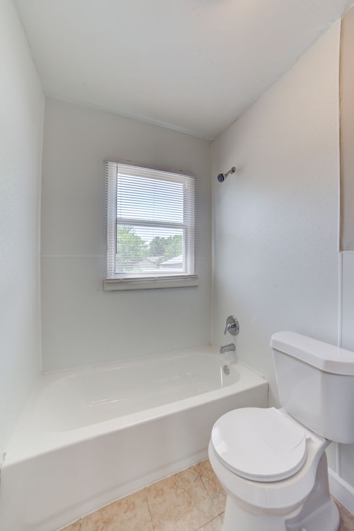 COMING SOON! Newly Renovated 2 Bed / 1 Bath house! Apply today! – photo 4