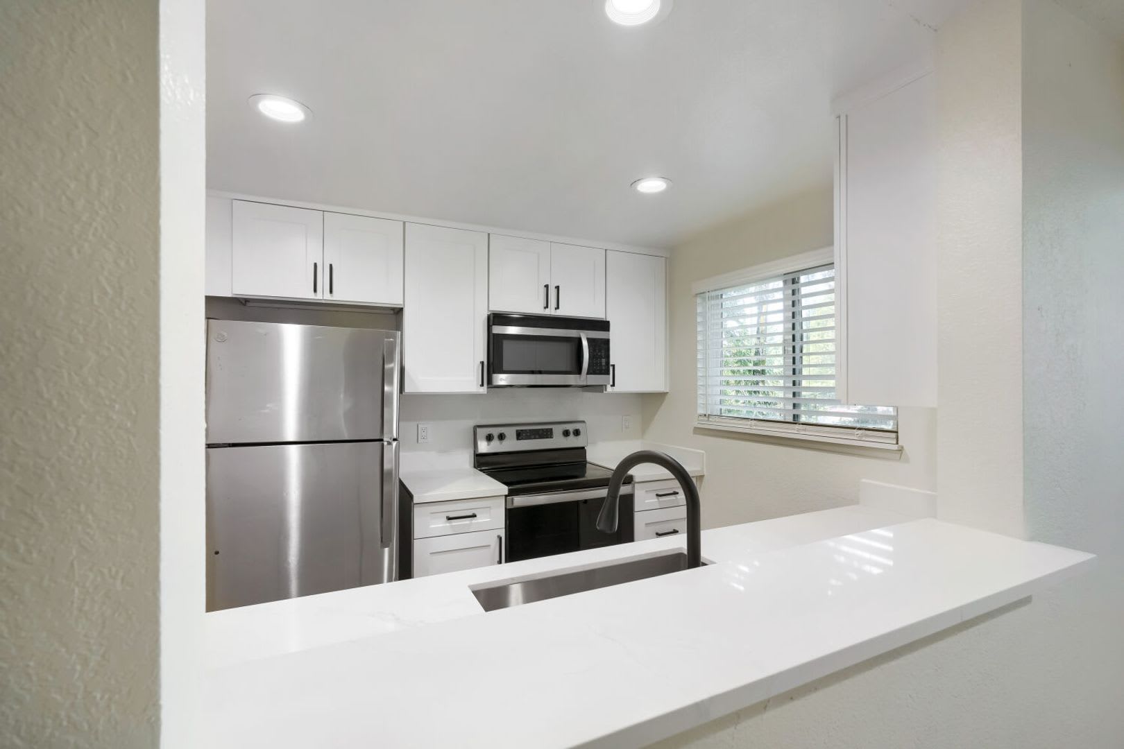 Awesome 2 Bedroom Condo Adjacent to Microsoft! – photo 4