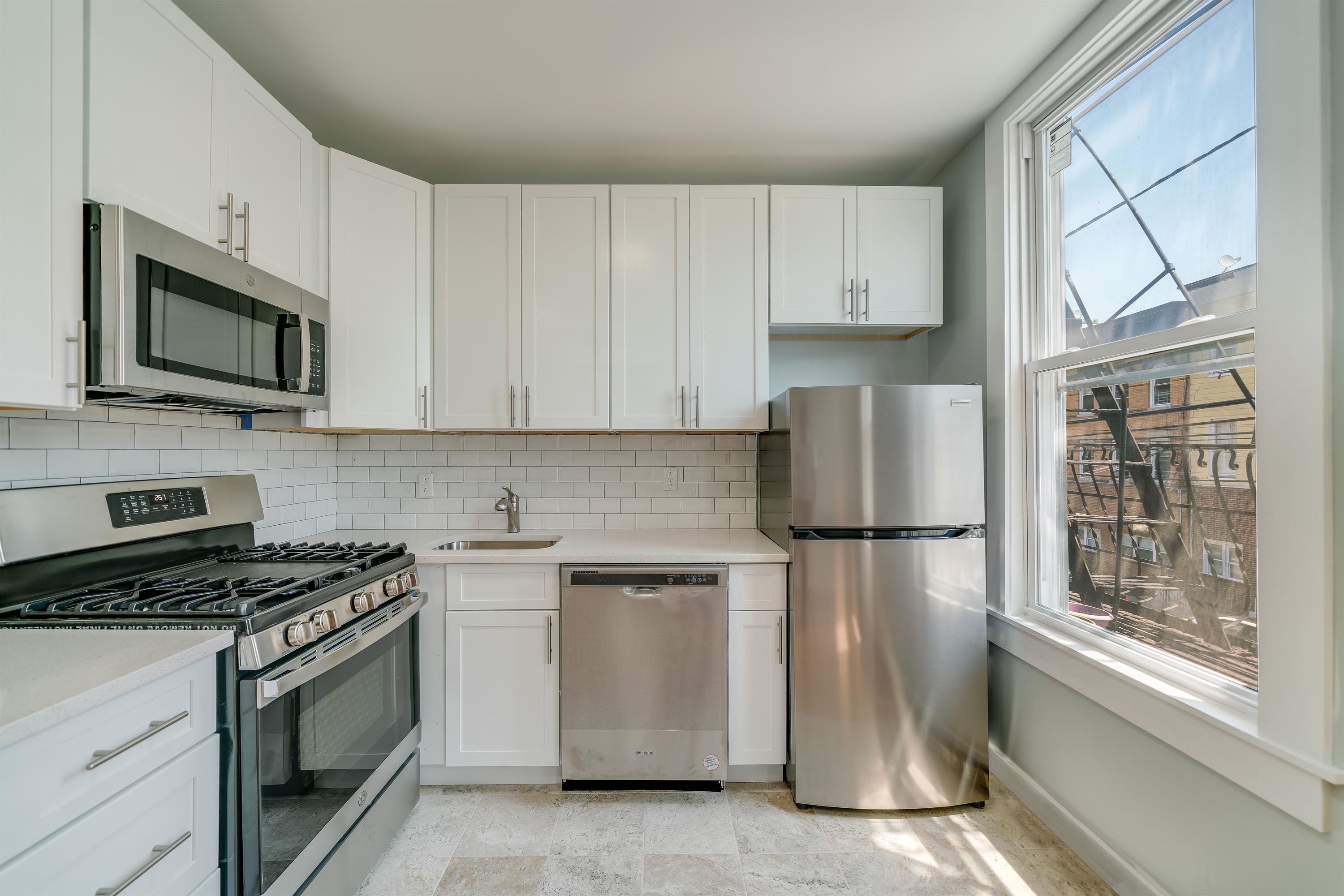 1139 Summit Aveapartment 4 – photo 2
