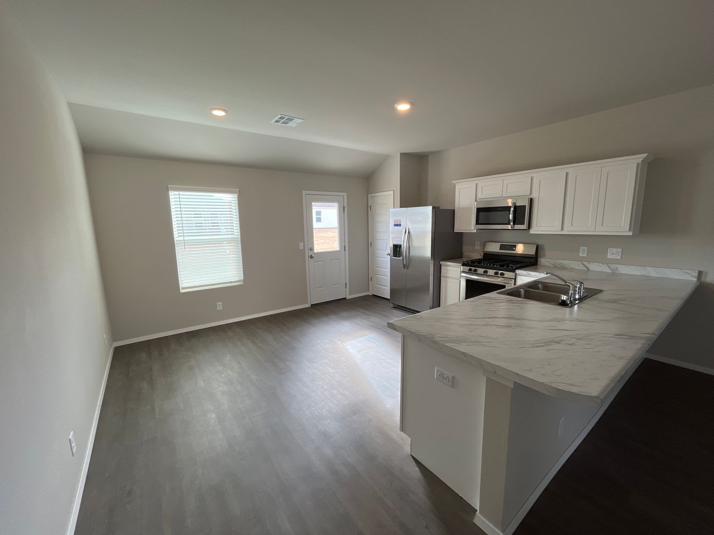Pre-Leasing Now! Modern 3-Bedroom, 2-Bath Home in Red Plains – photo 5
