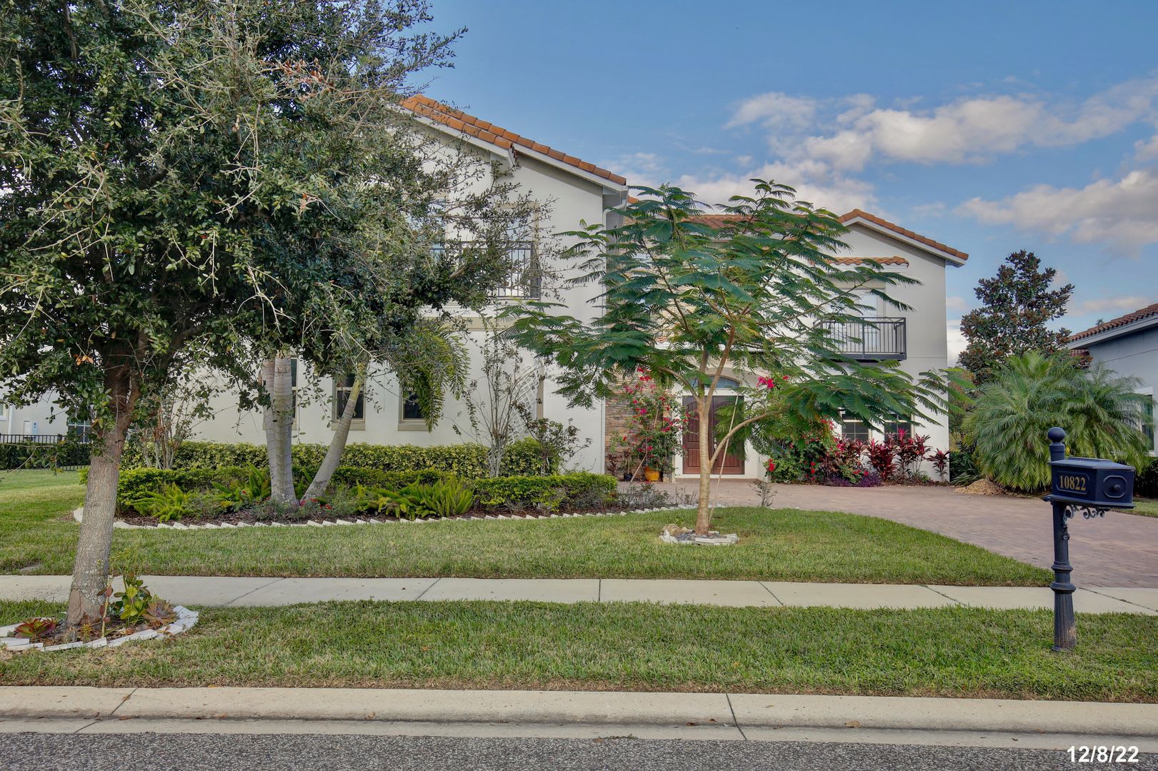 Stunning 4/5 Executive Pool Home in the Guard-Gated Golf Course Community of Eagle Creek – photo 2