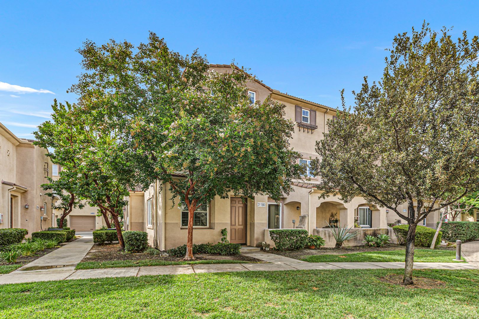 Two Story Townhouse In The Gated Community Of Temecula Lane 3Br 2 5Ba 1 586 Sqft Patio 2 Car Attached Garage – photo 2