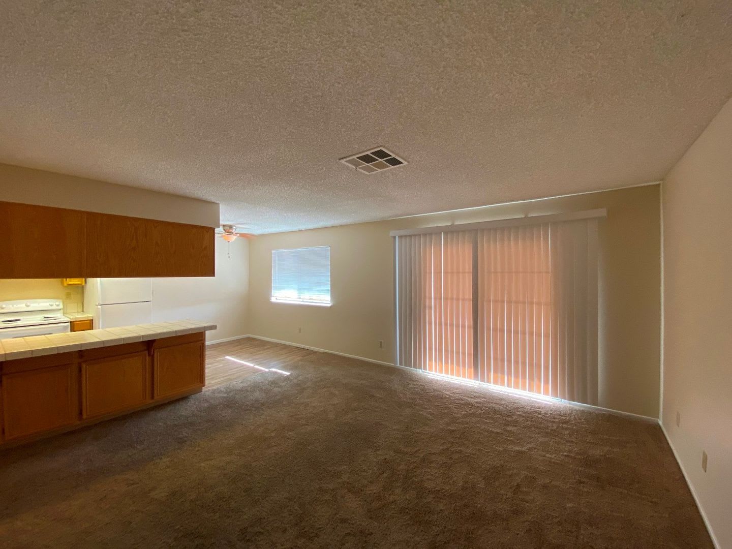 Beautiful Single Bedroom Upstairs Unit – photo 3