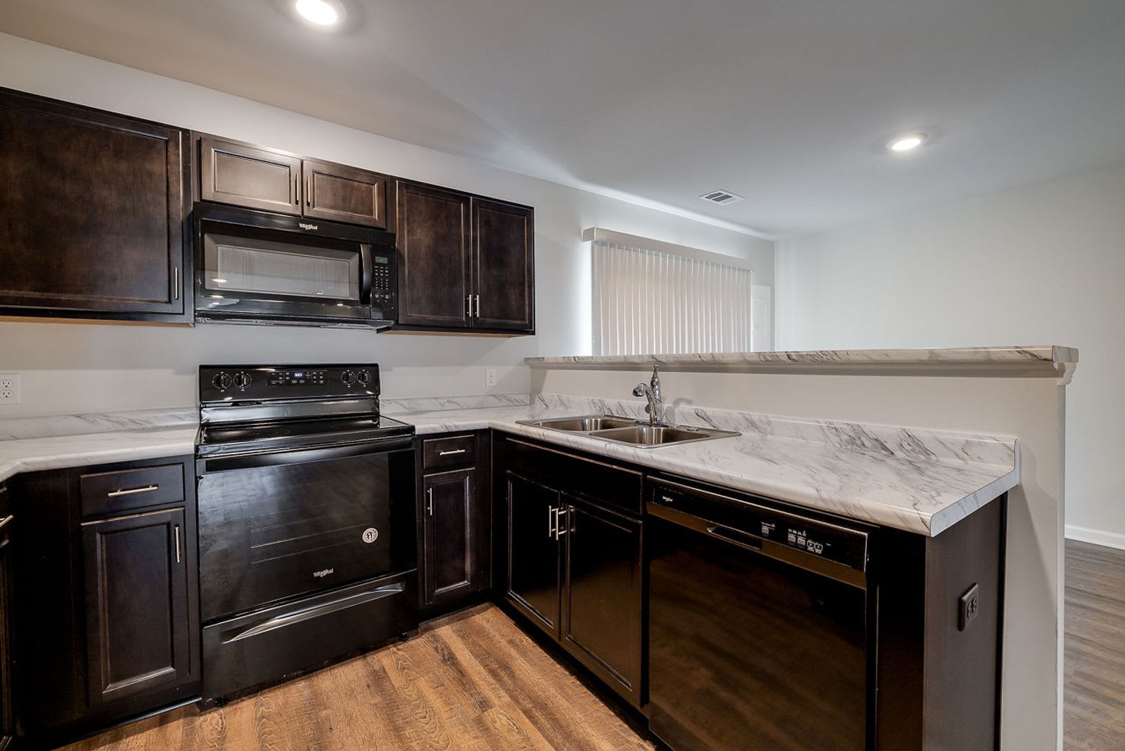 Lovely 3 bedroom and 2 1/2 bath townhome – photo 4