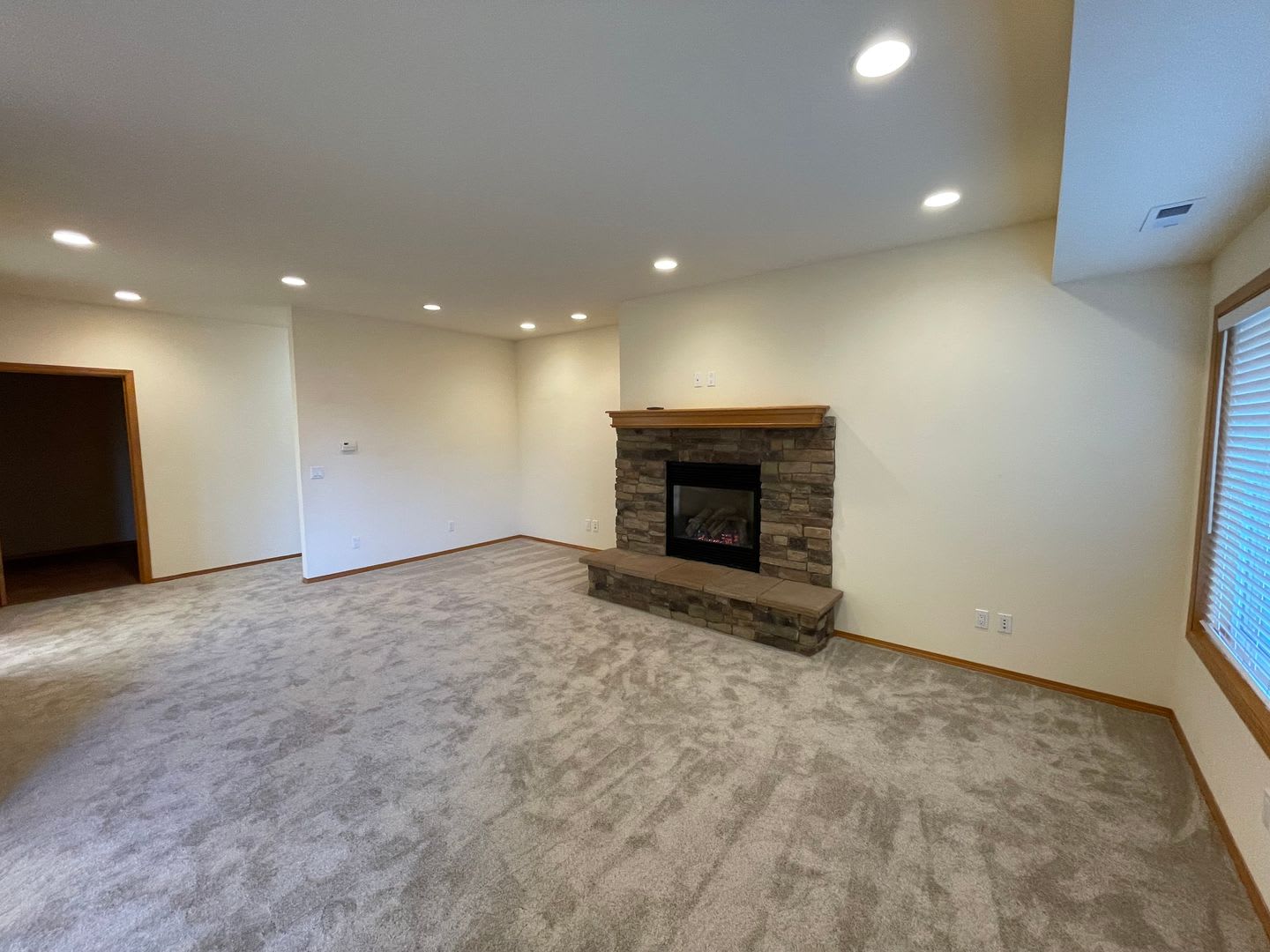 Spacious and Updated 2 Bedroom plus den Apartment – photo 3