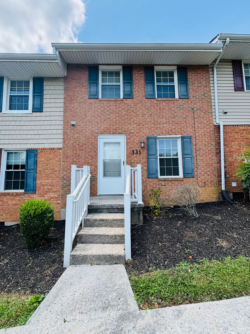 2 Bedroom, 1.5 Bath Townhouse – photo 1