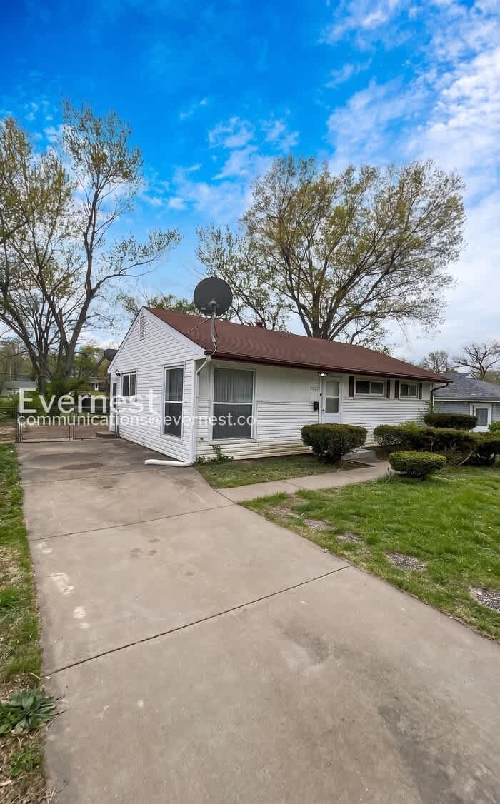 7826 Blandford Drive – photo 2