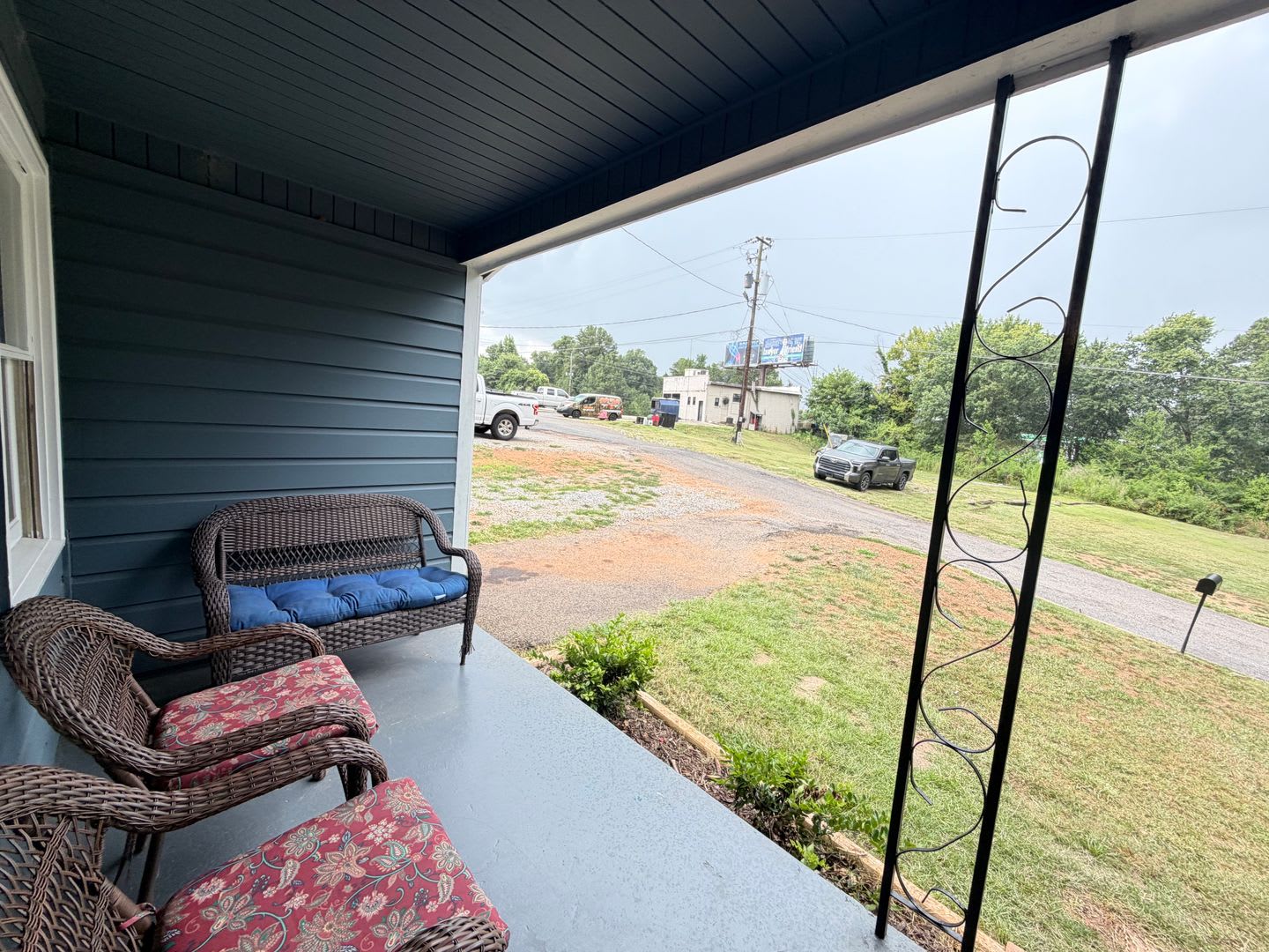 3 Bedroom 2 Bathroom Recently Renovated House – photo 4
