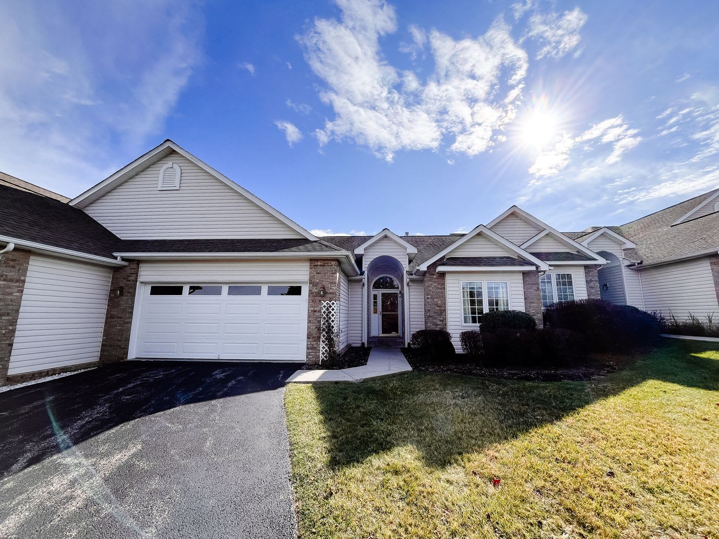 Renovated 3 Bedroom, 3 Bath Townhouse with 2-car garage and views! – photo 1
