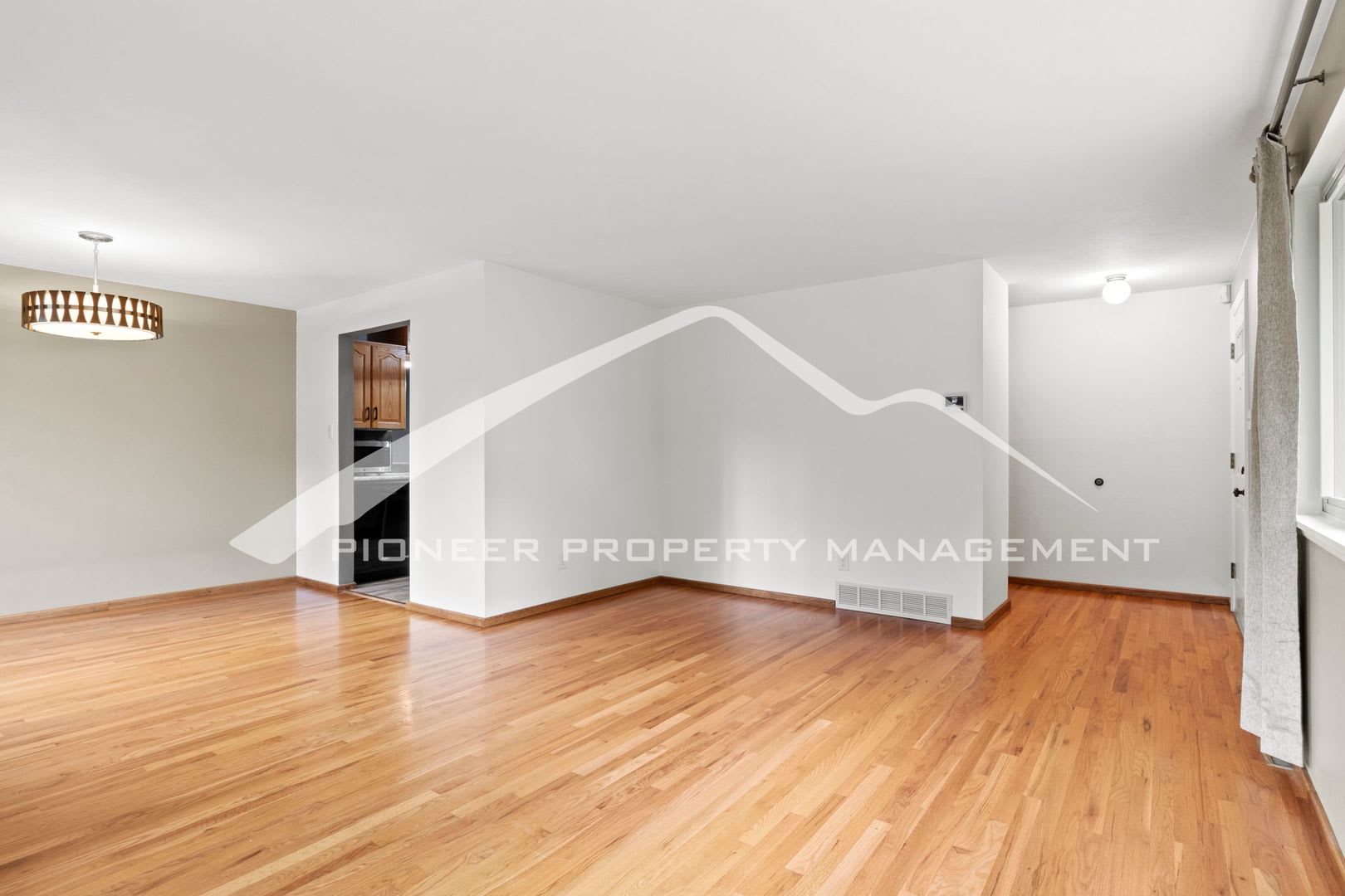 Spacious Home With 3 Bedrooms 2 Bathrooms 2 Car Garage 2 Fenced Backyard And Close Proximity To Garden Of The Gods – photo 3