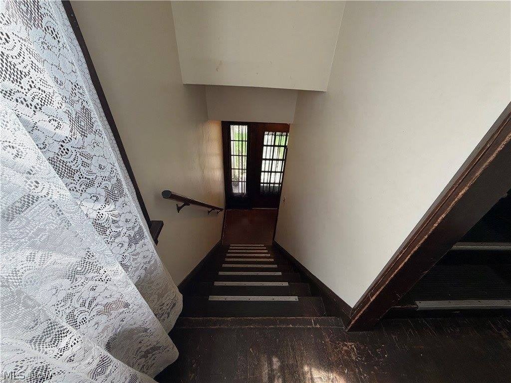 1605 Larchmont Avenue – photo 5
