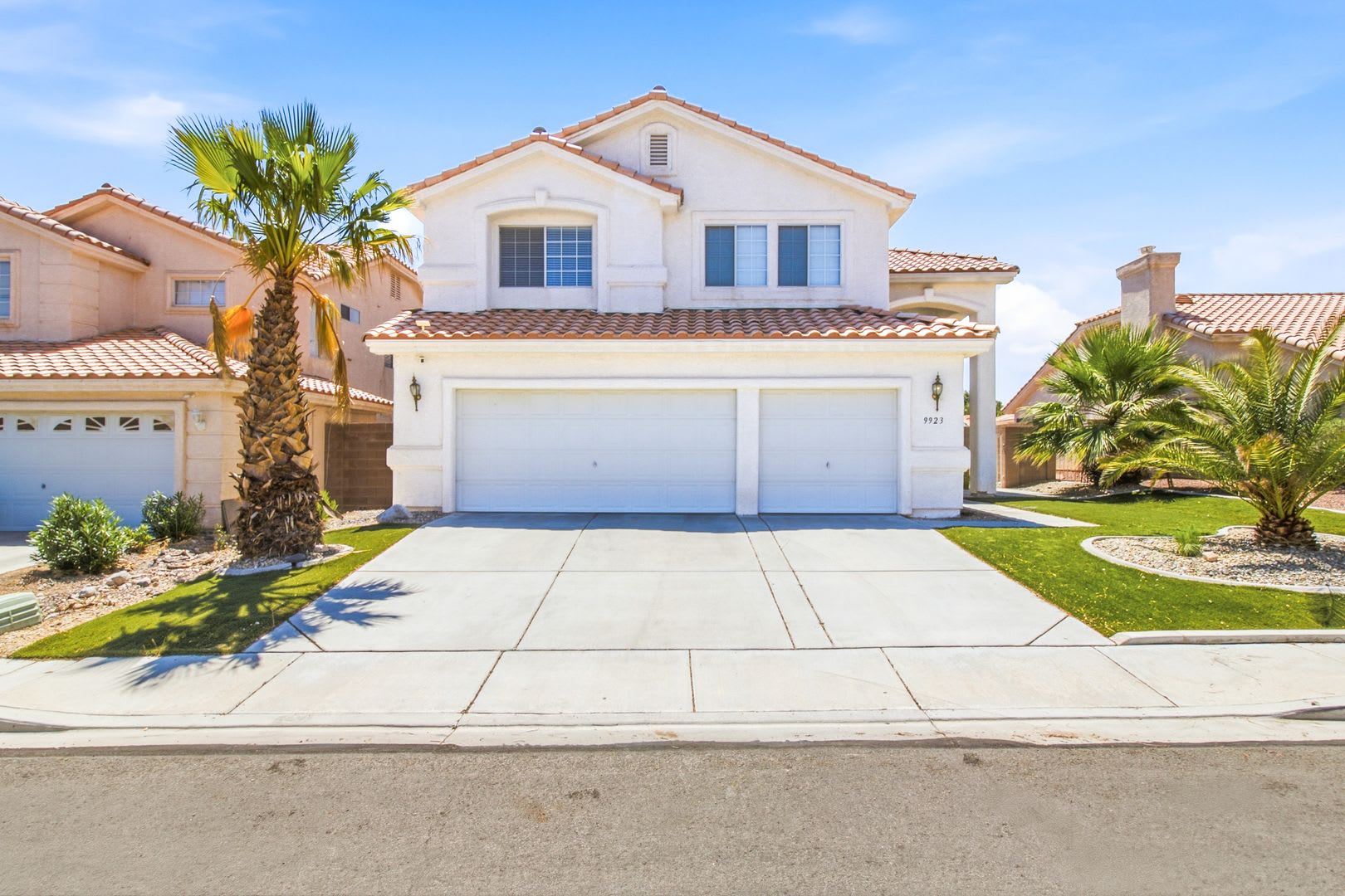Spacious 4 Bedroom Home With Fireplace 3 Car Garage Great Backyard – photo 1