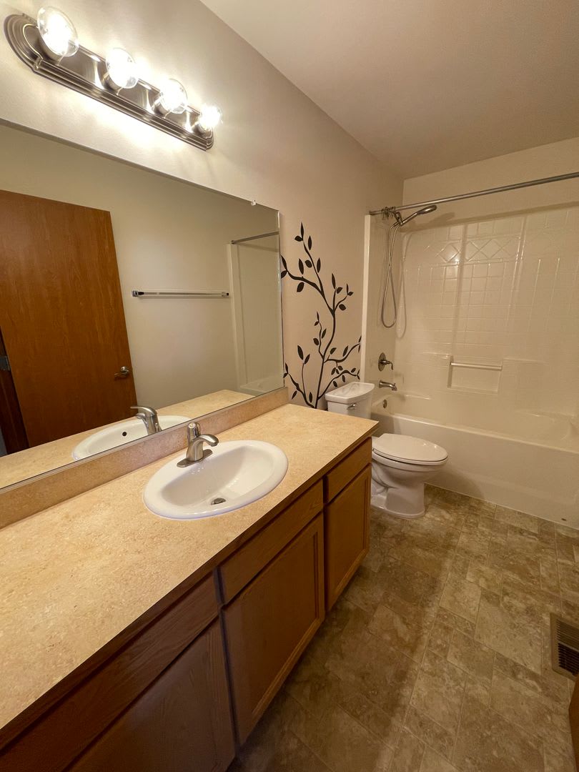 Lovely 3 Bedroom Townhouse in the Heart of Town – photo 2