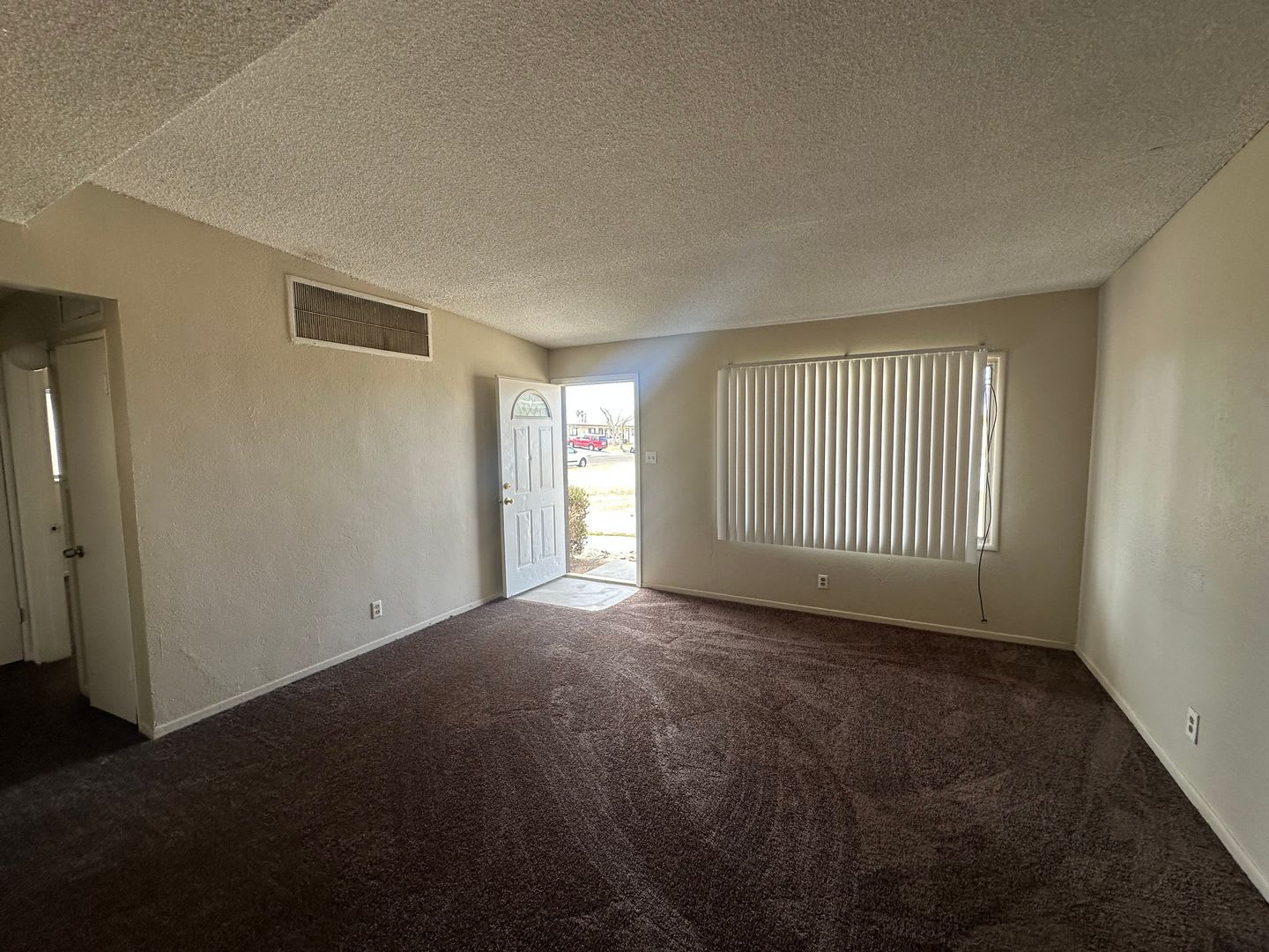 Modern 2-Bedroom Apartment with Garage – Convenient Living! – photo 4