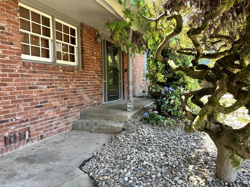 1458 Greenwood Drive Northeast – photo 3