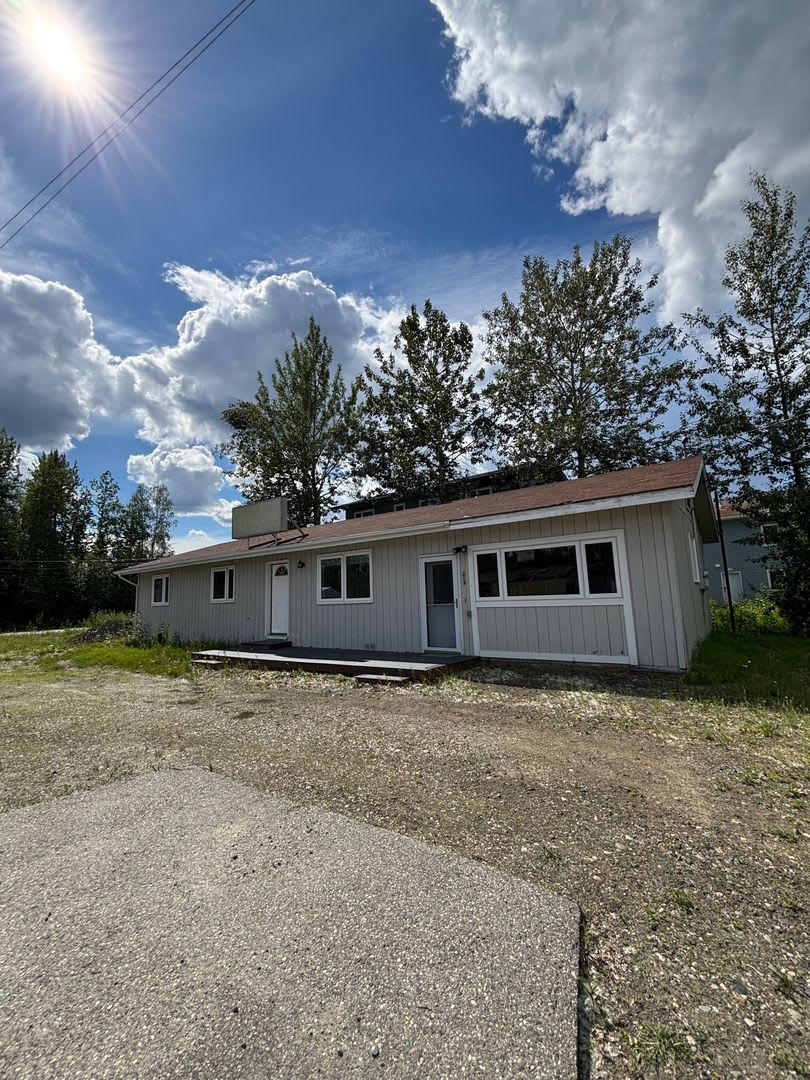 3 bedroom / Washer & dryer in unit! / Sorry no pets – photo 1