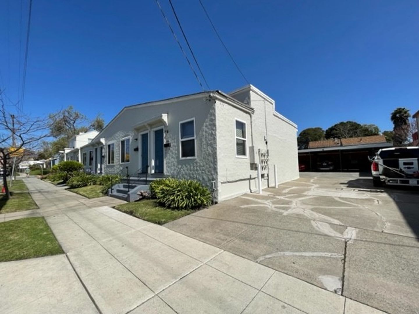 Charming, Studio Freshly Painted, move in ready – photo 1