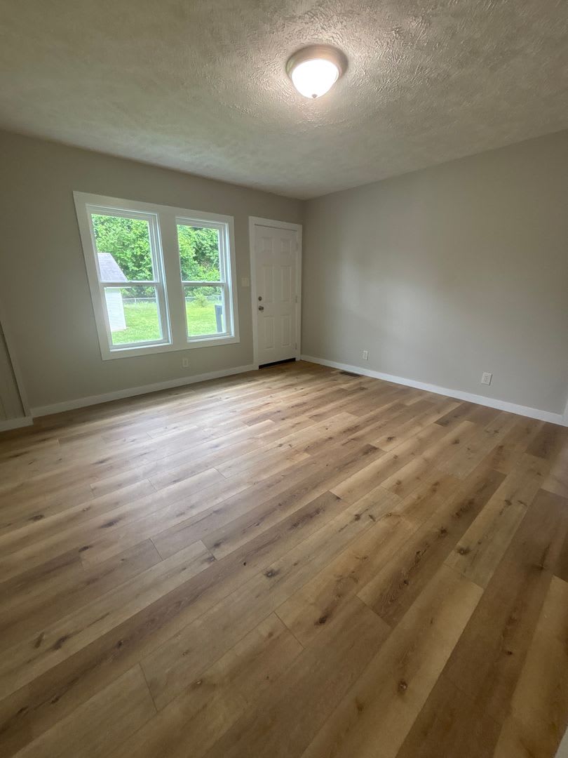 NEW LISTING! Spacious 5 Bedroom 2 Bath House – photo 4