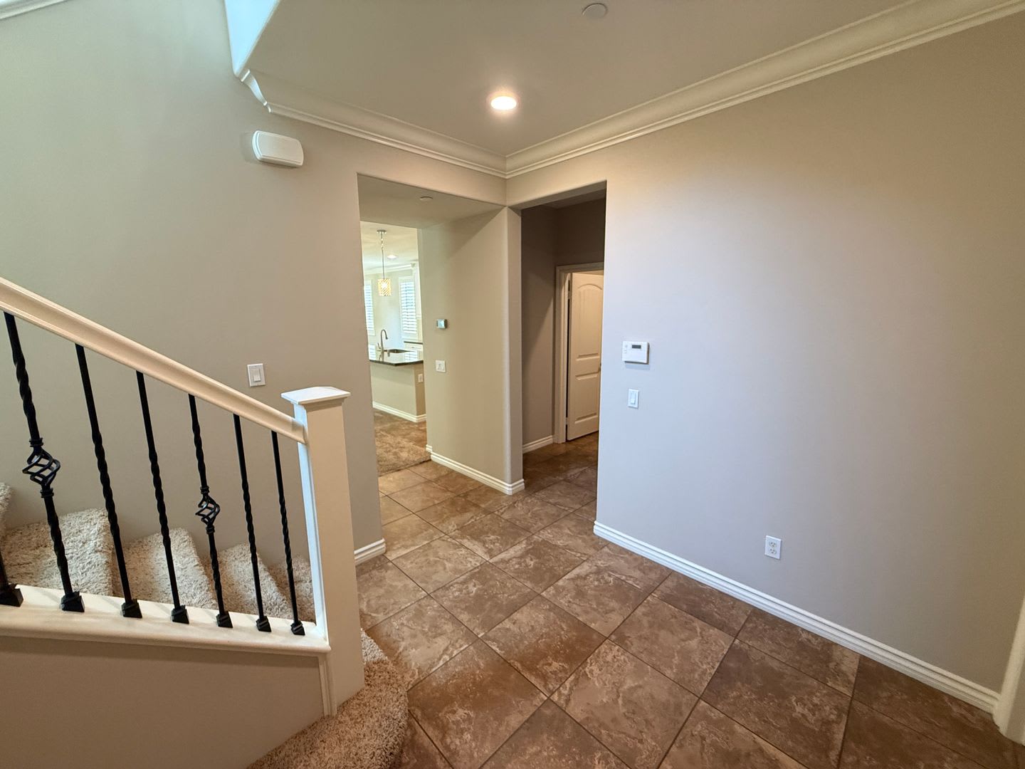 Stunning 4-Bedroom Home with Solar, EV Charger, and a Loft in Valencia – photo 3