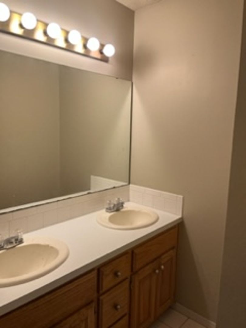 Beautiful 3 Bedroom On Remington Way Corner Lot New Flooring No Carpet – photo 3