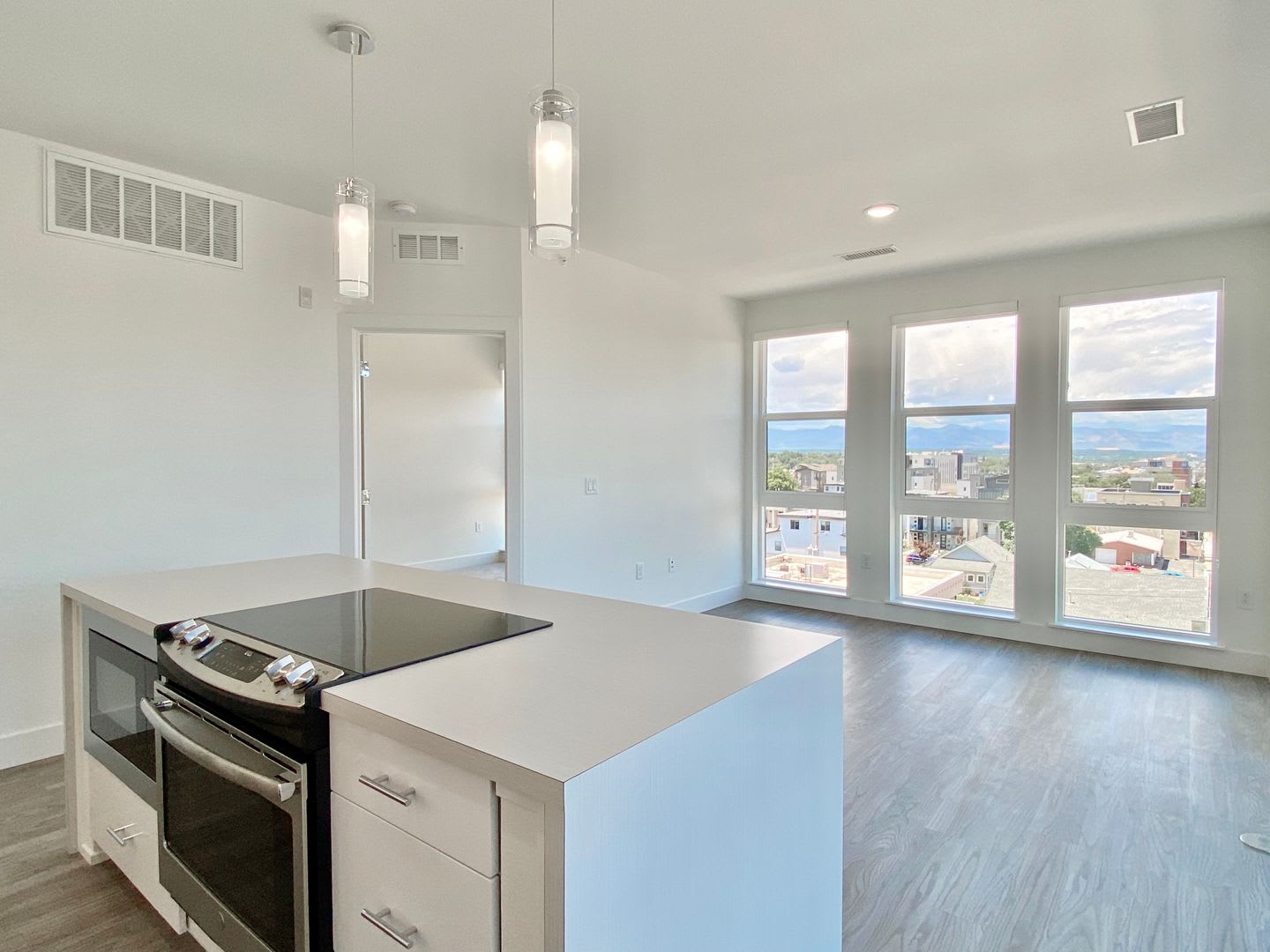 Luxury Top-Floor Condo with Stunning Mountain & City Views – photo 4