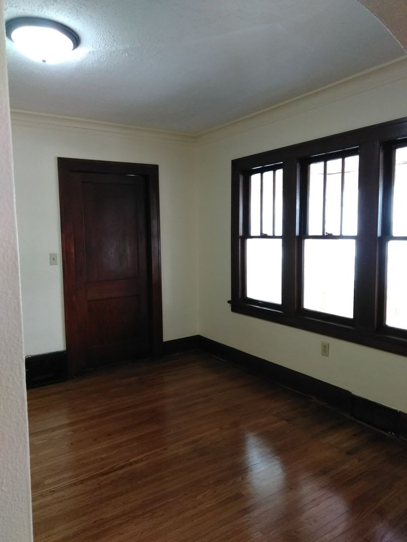 2 Bedroom House with Hardwood Floors – photo 4