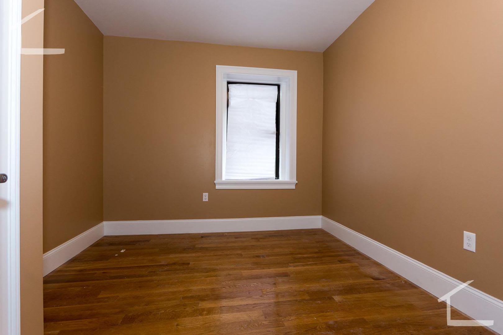 Huge Newly Renovated 2 Level 5 Bed Unit Near The Green Line – photo 4