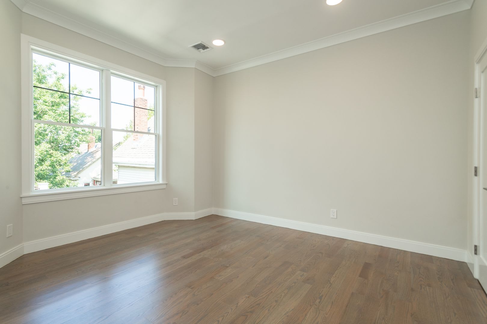 Charming 4 Bedroom-No Broker Fee – photo 5