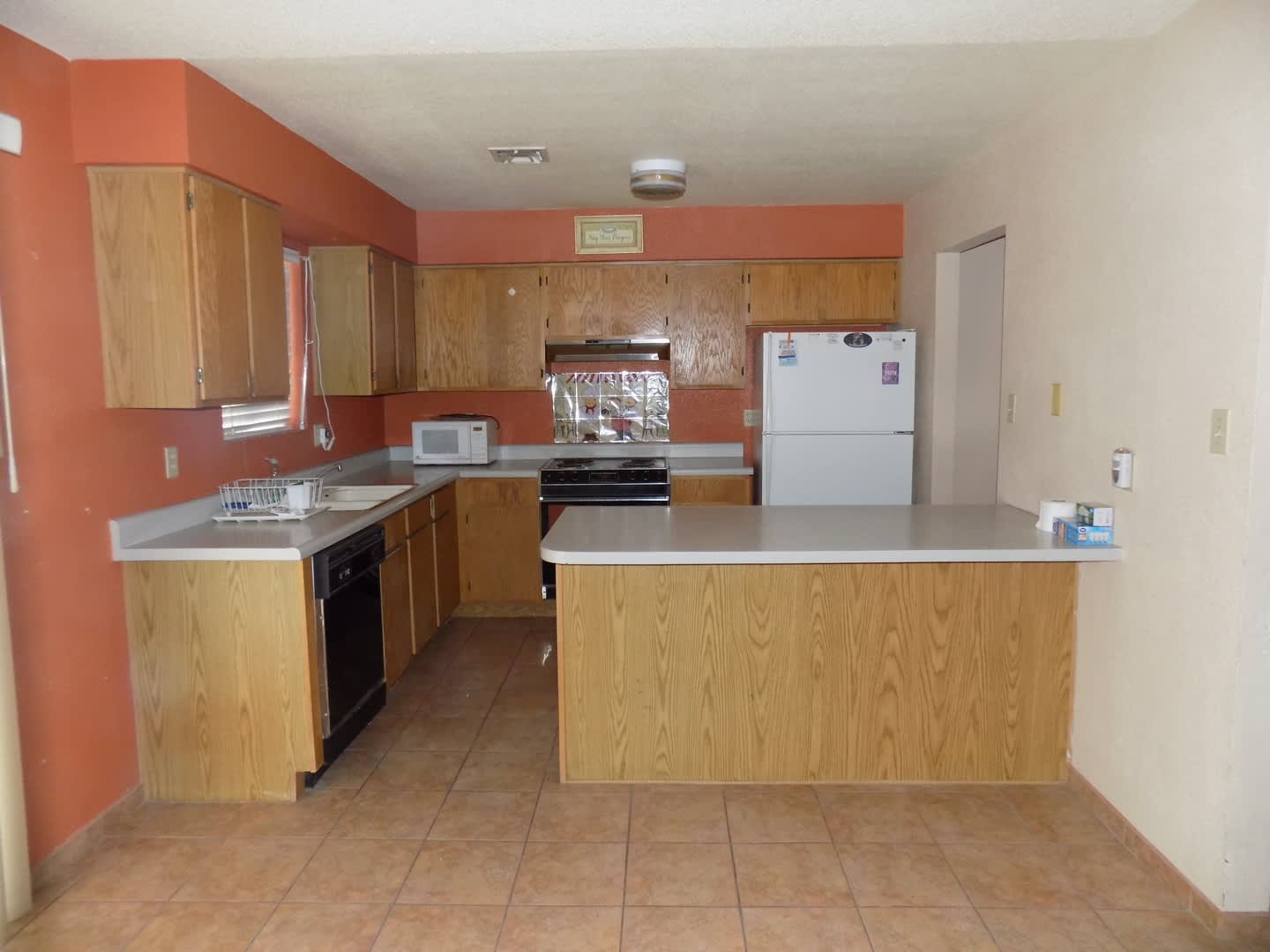 3 BED 2 BATH HOME IN TOWN! – photo 4