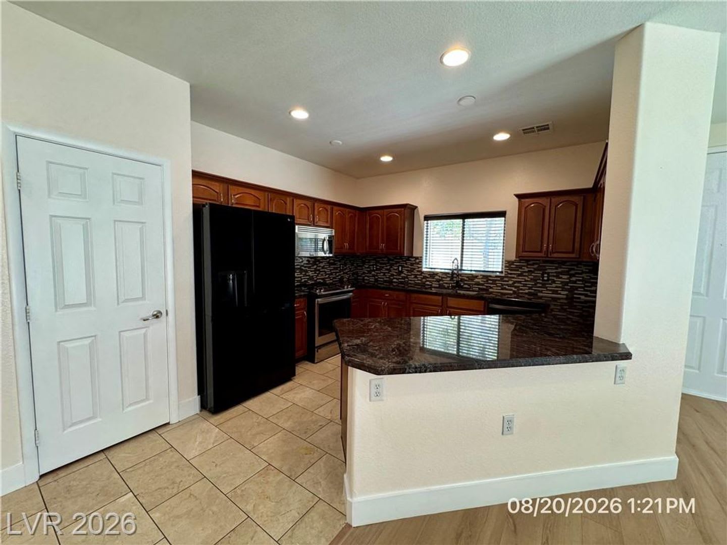 Spacious 3-Bedroom Townhome with Private Yard & Community Pool – photo 5