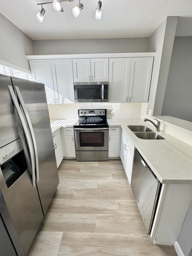 Beautifully Upgraded Chandler Townhouse! New HVAC system – photo 2