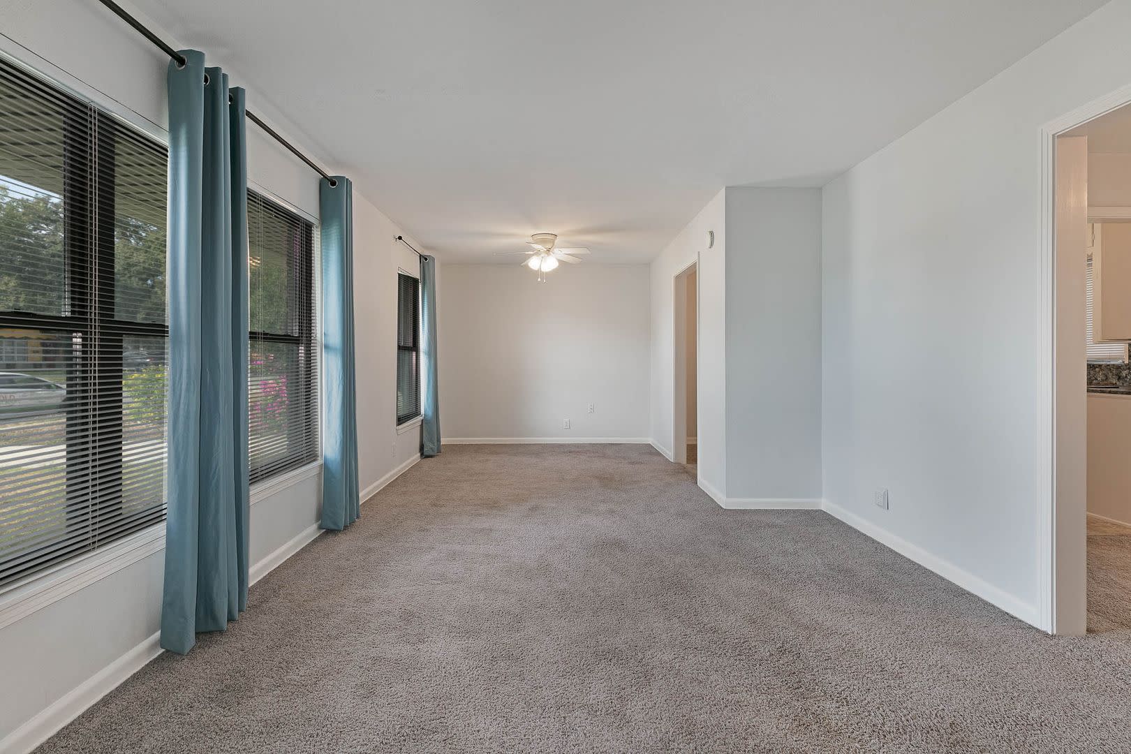 Dellview Neighborhood~Charming Mid-Century Home with Large Backyard – photo 2