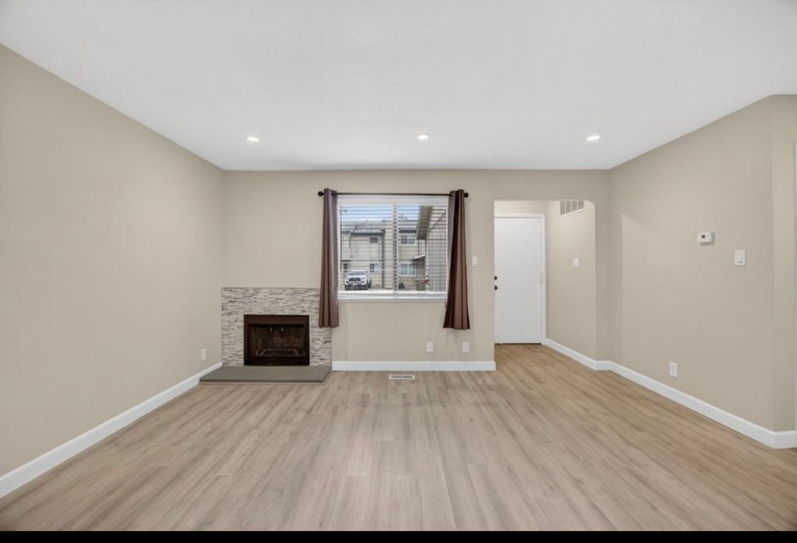 Stunning Upgraded 3-Bedroom Townhouse — 1,540 Sq. Ft. – photo 1